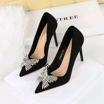 Высокие каблуки, атлас, неглубокий носок, заостренный металлический бант со стразами, одинарные туфли, женские высокие каблуки 40 чёрный