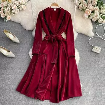 Высокое чувство света, роскошный темперамент, отстрочка с кисточками, талия средней длины и тонкий плащ трапециевидной формы, платье-куртка