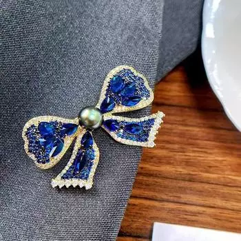 Высококачественная брошь-бантик синего цвета с позолоченной медью, цирконом и жемчугом.