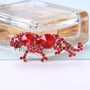 Высококачественная брошь ручной работы в виде гепарда со стразами, модная мужская булавка в виде животного, аксессуары для воротника красный