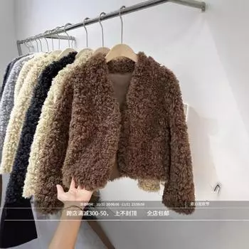 Высококачественная легкая роскошная имитация овечьей шерсти с V-образным вырезом, короткая шерсть, экологически чистая меховая куртка для женщин, зимняя интеграция меха average size (80-125) чёрный