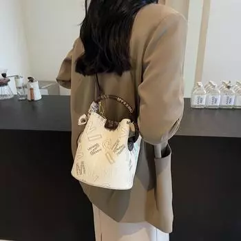 Высококачественная маленькая сумка в иностранном стиле 2024 года, новая женская сумка, популярная универсальная сумка-мессенджер, модная портативная сумка-ведро бежевый