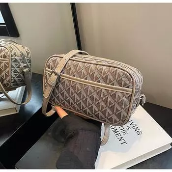 Высококачественная маленькая сумка женская универсальная 2024 новая модная и модная осенняя маленькая квадратная сумка сумка через плечо коричневый