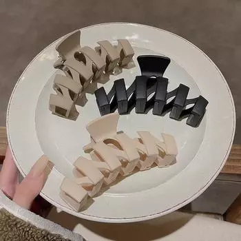 Высококачественная матовая большая нестандартная заколка для волос в форме акулы - корейский стиль темно-коричневого