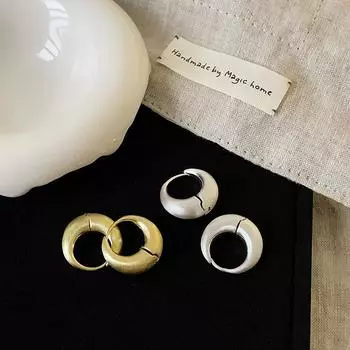 Высококачественные матовые металлические серьги для женщин, индивидуальный дизайн, простой темперамент, универсальные модные серьги-гвоздики