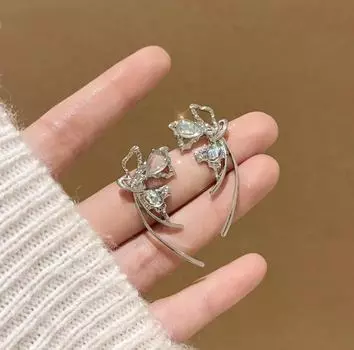 Высококачественные полые серьги-бабочки: Модная, легкая роскошь для женщин, простой, но элегантный дизайн, нишевая мода 2025 года null