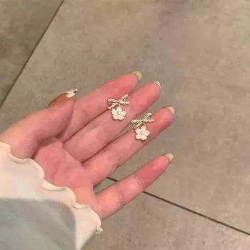 Высококачественные серьги-бантики с жемчужными цветами — роскошный женский тренд лета 2025 года Cross flower earrings