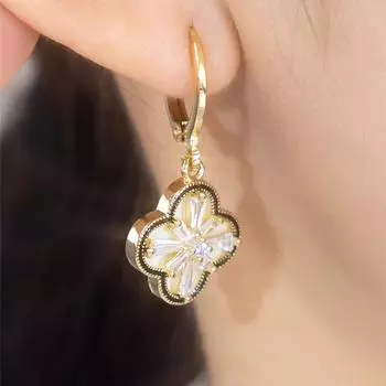 Высококачественные серьги с четырьмя лепестками клевера, простые темпераментные женские серьги с пряжкой для ушей, нишевый дизайн белый