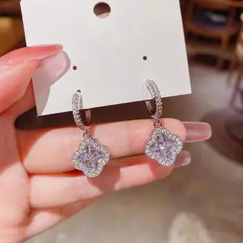 Высококачественные женские серьги с четырьмя листами клевера, роскошные серьги с сладким темпераментом, изысканные цветочные серьги с расширенным чувством золотой