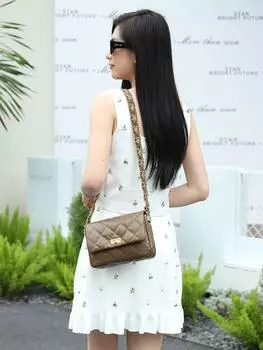 Высококлассный нишевый дизайн. Верхний слой выполнен из телячьей кожи, а небольшая квадратная сумка-сумка выполнена из ароматной кожи с сетчатой цепочкой, которую можно носить как сумку через плечо. 21x5x15cm кислотные зеленого