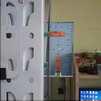 Высокоточный прозрачный нивелир с оранжевой жидкостью. Универсальные горизонтальные и вертикальные измерения для точного измерения.