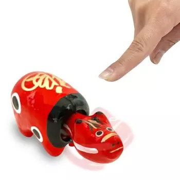 в редких коровах Акабэко, чтобы отогнать злых коров, чтобы отогнать злых счастливчиков, местных, изготовленных в префектуре Фукусима [Сделано в Японии, производство] духов,