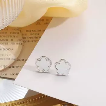 White Shell Small Flower Earrings for Women s Trendy Personality Simple Design Earrings серебряный