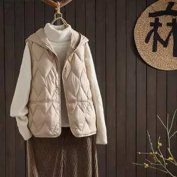 С пальто, основой внутри, жилетом внутри подкладки, легкой и тонкой пуховой курткой с капюшоном, жилетом и пальто, надетыми поверх женской верхней одежды. M хаки