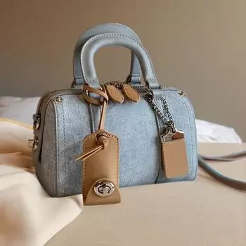 Woman with A Single-shoulder Crossbody Bag, Pillow Bag, High Appearance Level, French Hand-held Boston Bag