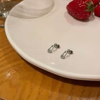 Women s Asymmetric Wings Fancy Hot-Sale Earrings A pair of paper clip earrings (silver needles)