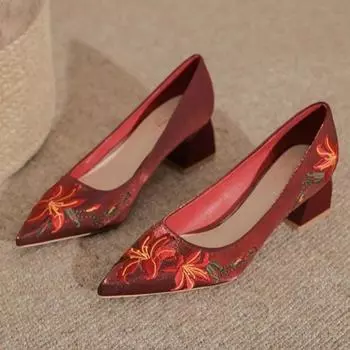 Женские модные туфли на толстом каблуке, осенние, новые, с острым носком, с неглубоким горлом, с вышивкой, на высоком каблуке 35