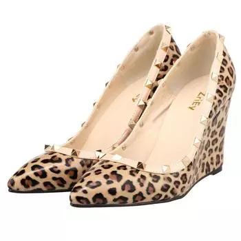 Женские туфли-лодочки с острым носком и заклепками на высоком каблуке с танкеткой из лакированной кожи 35 чёрный