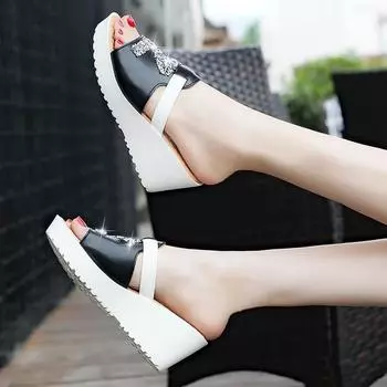 Женские тапочки на толстой подошве, для ношения на открытом воздухе, противоскользящие, со стразами, увеличивающие рост, летние, новые стильные босоножки на танкетке, большой размер 32-47 32 чёрный