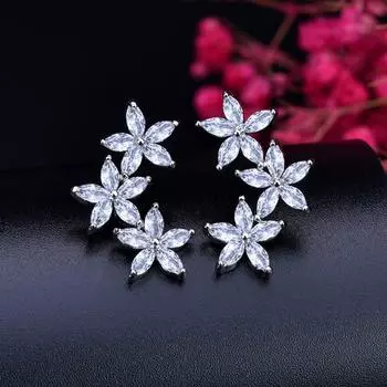 WWJ Симпатичные маленькие серьги-гвоздики с тремя цветками и фианитами для девочек белый