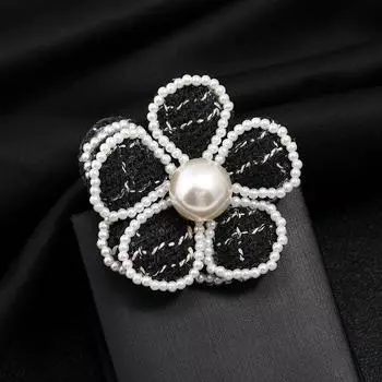 Xiaoxiangfeng elegant temperament camellia pearl brooch classic black and white collar corsage coat coat pin чёрный