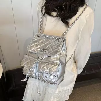 Xiaoxiangfeng Lingge рюкзак с цепочкой для женщин, новинка 2024 года, лаковая кожа, простой модный дорожный рюкзак большой вместимости с ярким лицом