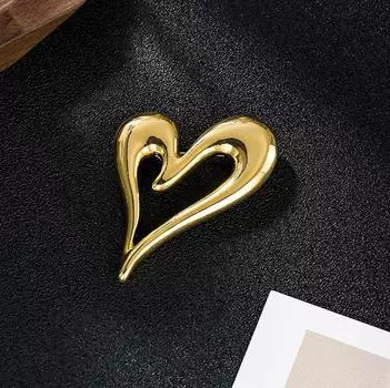 Xiaoxiangfeng Модная металлическая нишевая дизайнерская брошь Love Brooch Простая и милая высококачественная женская полая булавка Универсальные аксессуары