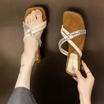 Xiaoxiangfeng slippers for women s outer wear 2025 summer new models with skirts, rhinestones crossed with beach cool slippers for women 35