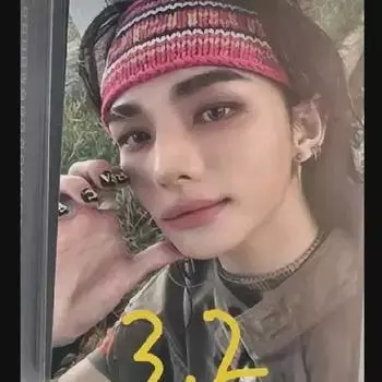 Я продаю фотокарточку Хёнджина