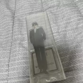 Я собираюсь сделать акриловую стойку с верхним усилением Ли Джун-хо