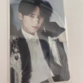 Я собираюсь сделать фотокарточку на версии японского альбома Mingyu, ограниченного датой истечения срока действия Seventeen