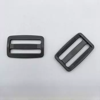 Японская квадратная пряжка из черного и белого пластика для багажных ремней с трехступенчатой регулировкой. Japanese buckle; Inner diameter 1cm чёрный