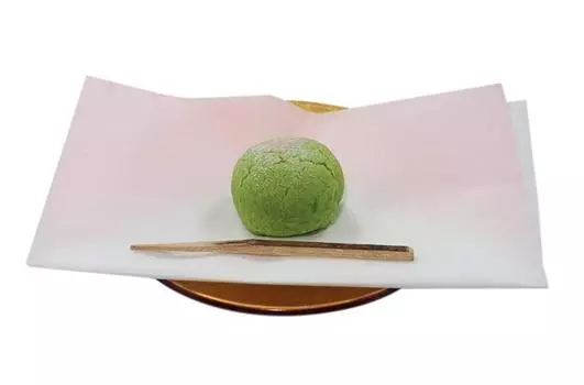 Японские кондитерские изделия розового оттенка на белой бумаге, сделанной в Японии, бумага в форме мешочка, фон, (30 штук)