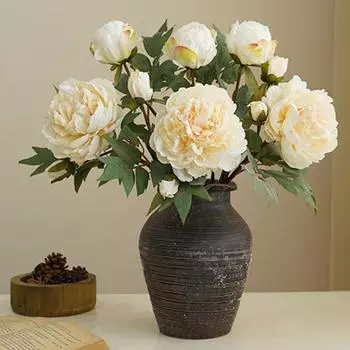 Яркая имитация пиона с яркими уникальными прозрачными прожилками и листьями белый