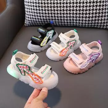 Яркие легкие сандалии для детей, новые летние сандалии для детей 1–6 лет, детская пляжная обувь Baotou с защитой от ударов и мигающим светом на мягкой подошве для малышей