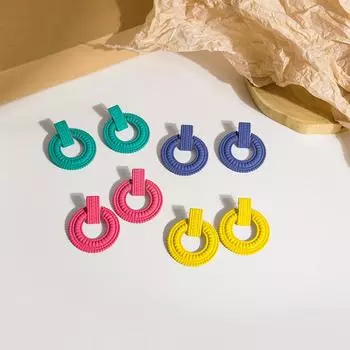 Яркий и смелый кафф в сложенном виде с увеличенной металлической круглой подвеской жёлтый