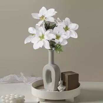 Яркий искусственный цветок. Яркая красивая цветочная композиция сохранилась. белый