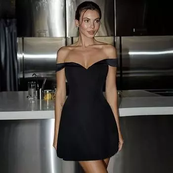 Yi Mengling Same Style French off-Shoulder Tube Top Dress New Year Battle Robe Red Waisted Slim Looking Elegant Little Short Dress