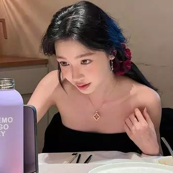 Yi Mengling Same Super Shiny Unique Simple Bracelet Big Ear Ring Ear Clip Female Fancy Earrings Dignified Generous Style Earrings Ear Studs Yi Mengling Same-style ~ Four-leaf Flower Necklace