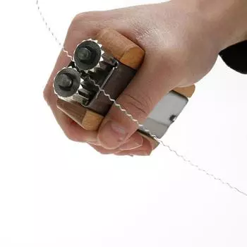 Yode University Bee - прочный натяжитель для железной проволоки с деревянной ручкой. Деревянная ручка приятна на ощупь и не скользит.