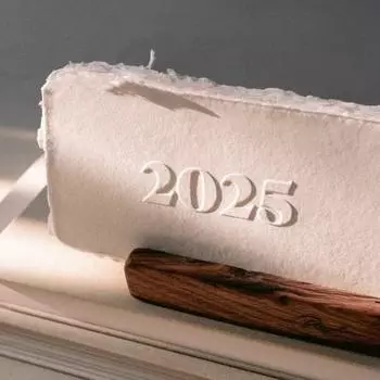 Yousheng 2025 Letterpress Calendar Mini White Textured Standing Desk Calendar with Wooden Base 12 Month Planner for Home Office Decor Sets