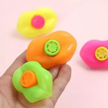 Yousheng 60 шт. игрушек-свистков для губ, разноцветные сувениры для вечеринки на Хэллоуин, Рождество, мини-свистки с дизайном губ для веселой атмосферы 60pcs