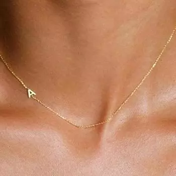 Yousheng Gold Initial Ожерелье для женщин Маленькая боковая буква кулон Цепочка Ожерелье Позолоченные украшения для девочек-подростков Подарки A золотистый