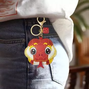 Yousheng китайский зодиакальный брелок в виде змеи 2025 год змеи подвесной кулон красный мультяшный брелок в виде змеи украшение для рюкзака украшение окна автомобиля красный