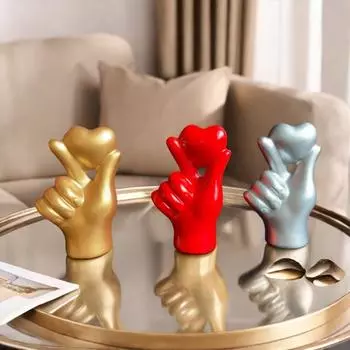 Yousheng Love Heart Жест Статуэтка Держащая Сердце Рука Статуя из Смолы Скульптура Домашний Офис Свадьба Вечеринка Украшение Рабочего Стола Орнамент красный