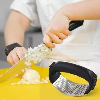 Yousheng Нержавеющая сталь Чеснокодавка Чеснокодавка Мясорубка Дробилка Удобная ручка Чеснокодробилка Эффективная кулинарная кухонная утварь фиолетовый