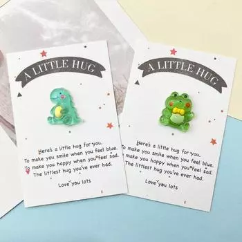 Yousheng Pocket Hug Украшение в виде мультяшного динозавра с поздравительной открыткой Маленькое объятие Зеленая лягушка Украшение из смолы Друзья Семья Подарок на день рождения Годовщина Dinosaur