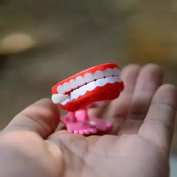 Yousheng стучит зубами заводная игрушка заводная пружина мультяшные прыгающие зубы с глазами шутка игрушка рождественские подарки наполнители для мешков для подарков для детей и взрослых A красный