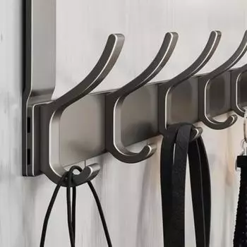 За дверными крючками настенная вешалка для одежды - настенная. Нет удара. Кухня и ванная комната. Хранение без маркировки. Вешалки для одежды. бронзовый