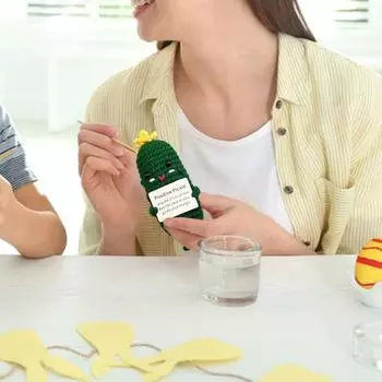 Забавная позитивная вязаная кукла с овощами, орнамент, мини-улыбающийся зеленый огурец, тканая кукла ручной работы с позитивной карточкой, украшение для вязаной куклы из шерстяной пряжи темно-зеленого